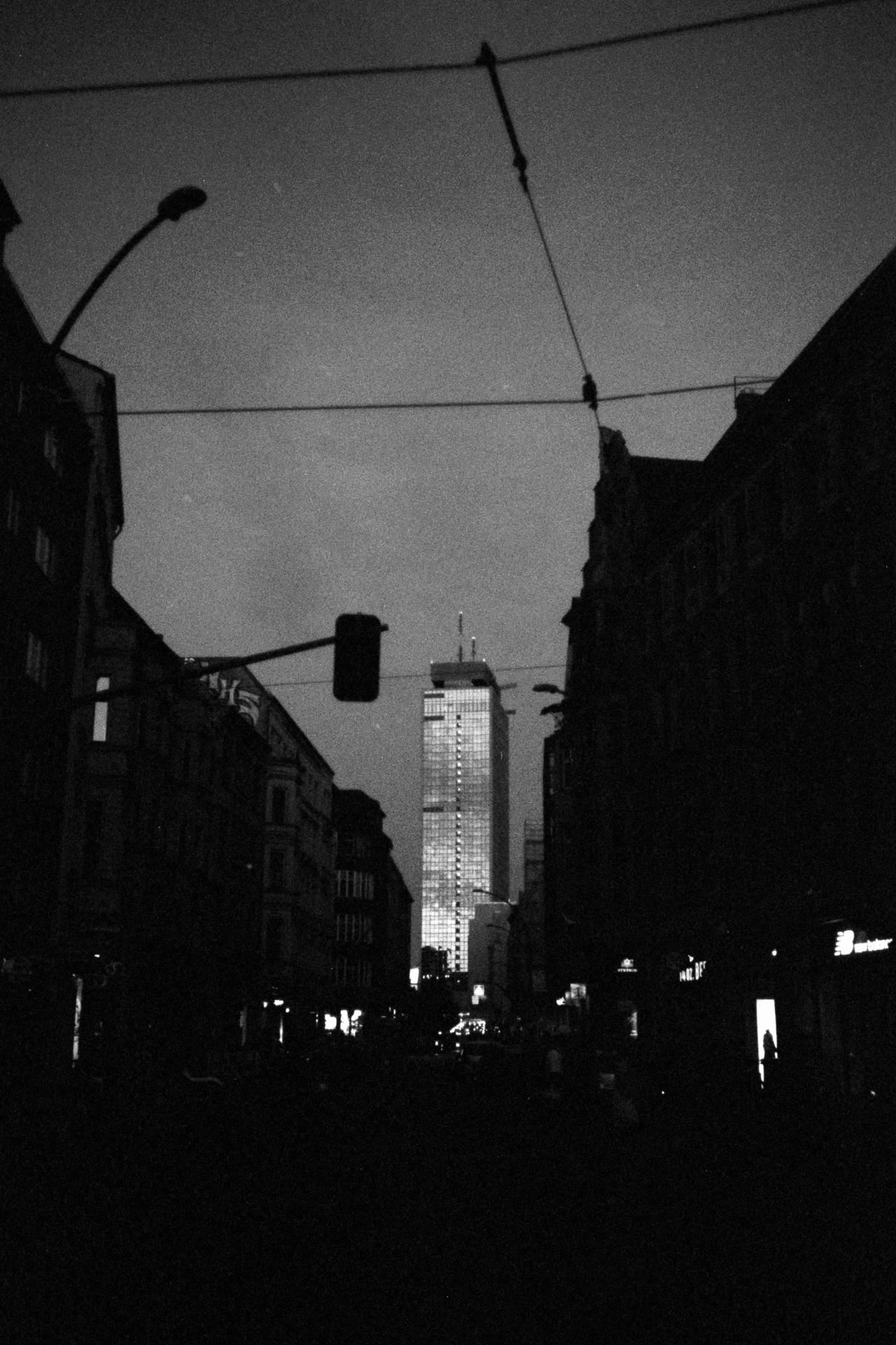 Thumbnail /2022 Berlin/Nacht tower mit wolken.jpg